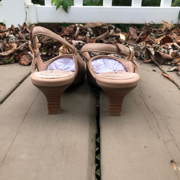 Clarks Kepley Lane Warm Beige Nude Leather Slingback Pointed Toe Pumps - Picture 4 of 8